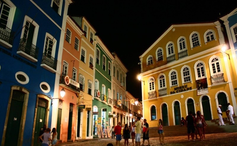 Jantar tradicional baiano em restaurante típico do centro histórico de Salvador
